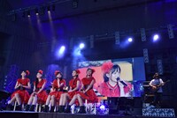 椅子に腰掛けアコースティックバージョンの「ナナイロダンス」を歌うたこやきレインボー。