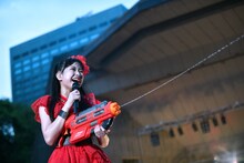 水鉄砲で虹家族を狙う彩木咲良。