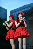 縦笛を吹く根岸可蓮（左）と彩木咲良（右）