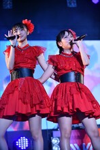 左から春名真依、彩木咲良。