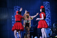 陽気に登場するDJ KOO（中央）。