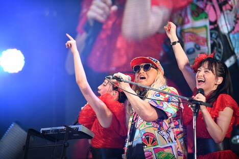 左から堀くるみ、DJ KOO、清井咲希。