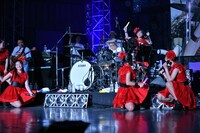 川西幸一を囲むたこやきレインボー。