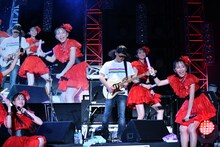 手島いさむを囲むたこやきレインボー。