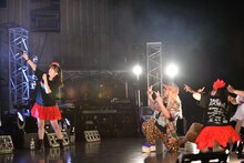 DJ KOOのスマートフォンを使って記念撮影する清井咲希（左）。この写真はDJ KOOのTwitterアカウントにアップされている。