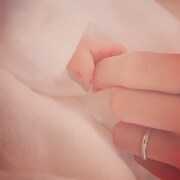 AZUと第1子の手。