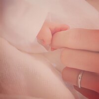 AZUと第1子の手。