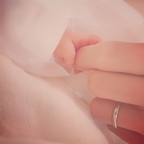 AZUと第1子の手。