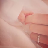 AZUと第1子の手。
