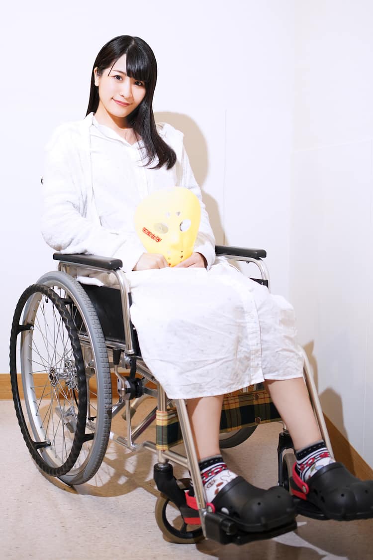 仮面 女子 車椅子