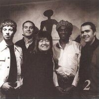 レコーディングに参加したBrand New Heaviesのメンバーやジェイムス・テイラーと共に写真に収まるムッシュかまやつ。