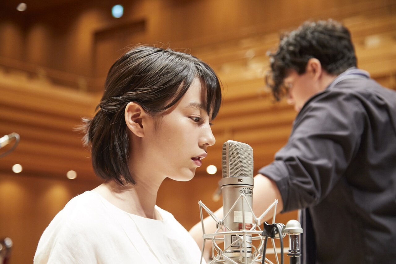 のん、武満徹の名作「系図」でオーケストラ演奏バックに詩の語り手