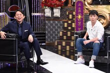 左から有吉弘行、V.I。 (c)日本テレビ