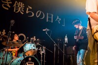 左から細川千弘（Dr）、鈴木陸生（G / ex. 赤色のグリッター）。