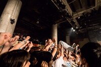 フロアにダイブした山内彰馬（Vo, G）。