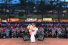 ファンと一緒に記念撮影する小倉唯。（写真提供：キングレコード）