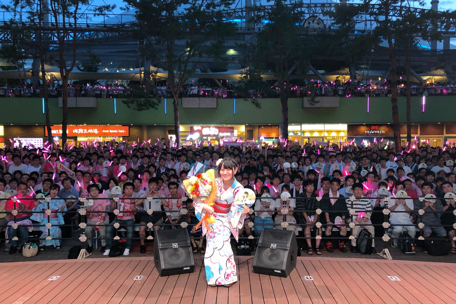 ファンと一緒に記念撮影する小倉唯。（写真提供：キングレコード）