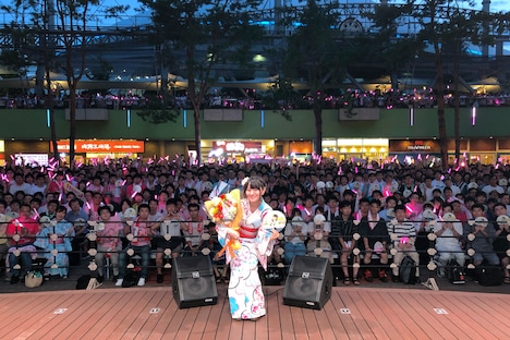 ファンと一緒に記念撮影する小倉唯。（写真提供：キングレコード）