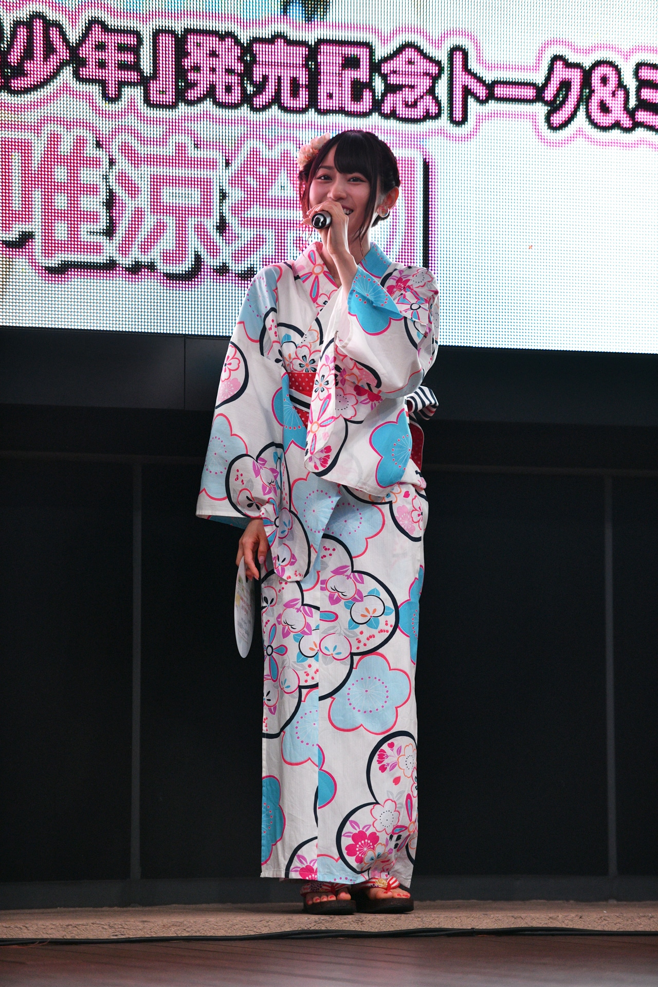 後方のファンにも顔が見えるようにと小さな段差に登る小倉唯。