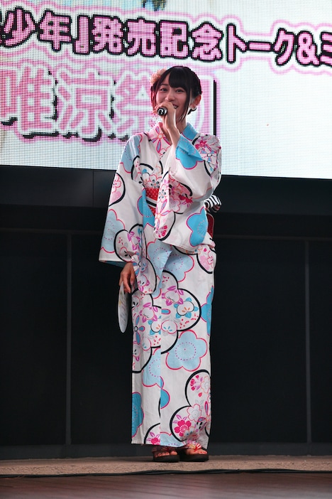 後方のファンにも顔が見えるようにと小さな段差に登る小倉唯。