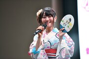自分のうちわを持って登場した小倉唯。