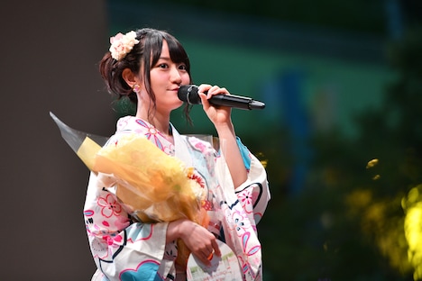 花束を手に23歳の抱負を語る小倉唯。