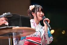 くじを引く小倉唯。