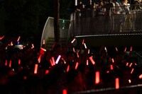 ライブ映像上映で沸き立つファン。