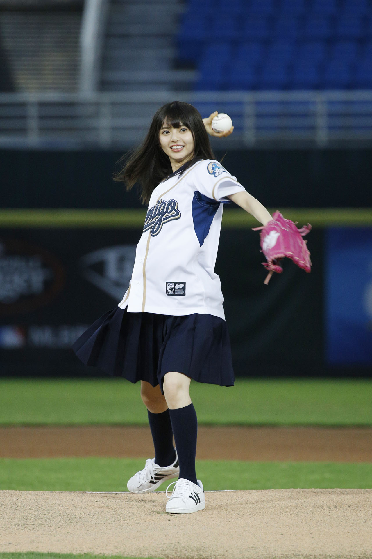 マウンドでボールを投げる齋藤飛鳥（乃木坂46）。