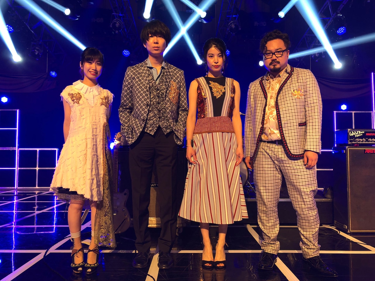 ゲスの極み乙女。「バズリズム02」でイライラ発散、KREVAやフレンズのスタジオライブも