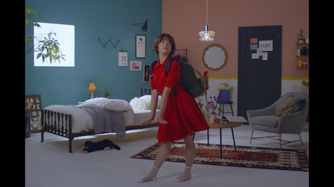 SHE IS SUMMER「会いに行かなくちゃ」ミュージックビデオのワンシーン。