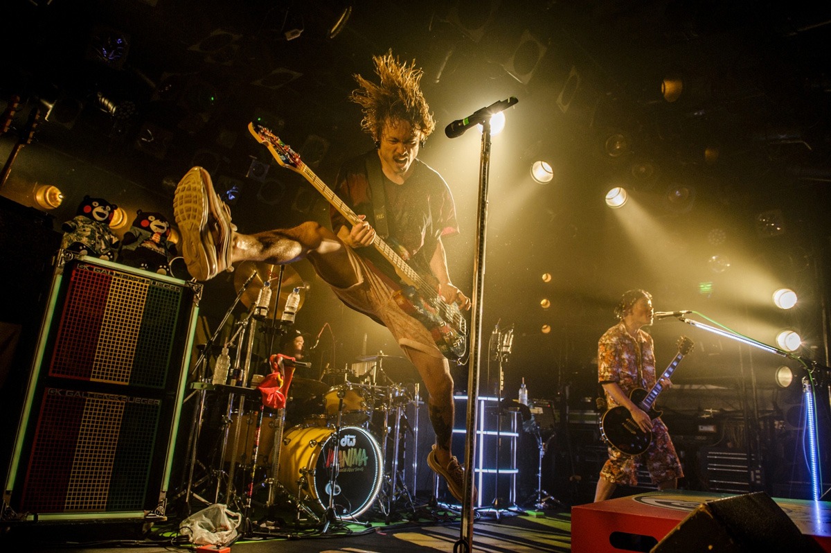 WANIMA「Everybody!! Tour ライブハウス編 in 渋谷 ～男女が残暑に盆盆盆!!～」の様子。（撮影：瀧本JON...行秀）