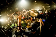 WANIMA「Everybody!! Tour ライブハウス編 in 渋谷 ～男女が残暑に盆盆盆!!～」の様子。（撮影：瀧本JON...行秀）