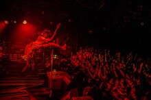 WANIMA「Everybody!! Tour ライブハウス編 in 渋谷 ～男女が残暑に盆盆盆!!～」の様子。（撮影：瀧本JON...行秀）