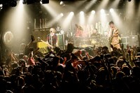WANIMA「Everybody!! Tour ライブハウス編 in 渋谷 ～男女が残暑に盆盆盆!!～」の様子。（撮影：瀧本JON...行秀）
