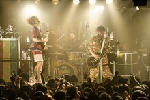 WANIMA「Everybody!! Tour ライブハウス編 in 渋谷 ～男女が残暑に盆盆盆!!～」の様子。（撮影：瀧本JON...行秀）