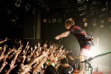 WANIMA「Everybody!! Tour ライブハウス編 in 渋谷 ～男女が残暑に盆盆盆!!～」の様子。（撮影：瀧本JON...行秀）