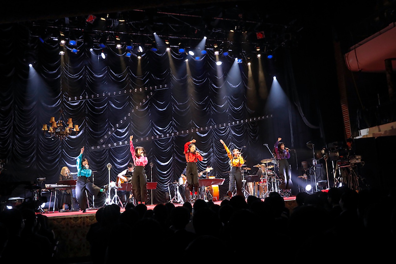 ももいろクローバーZ「MTV Unplugged: Momoiro Clover Z」の様子。（Photo by HAJIME KAMIIISAKA）