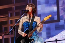 エレキギターを弾きながら「KASUMI」を歌う藍井エイル。