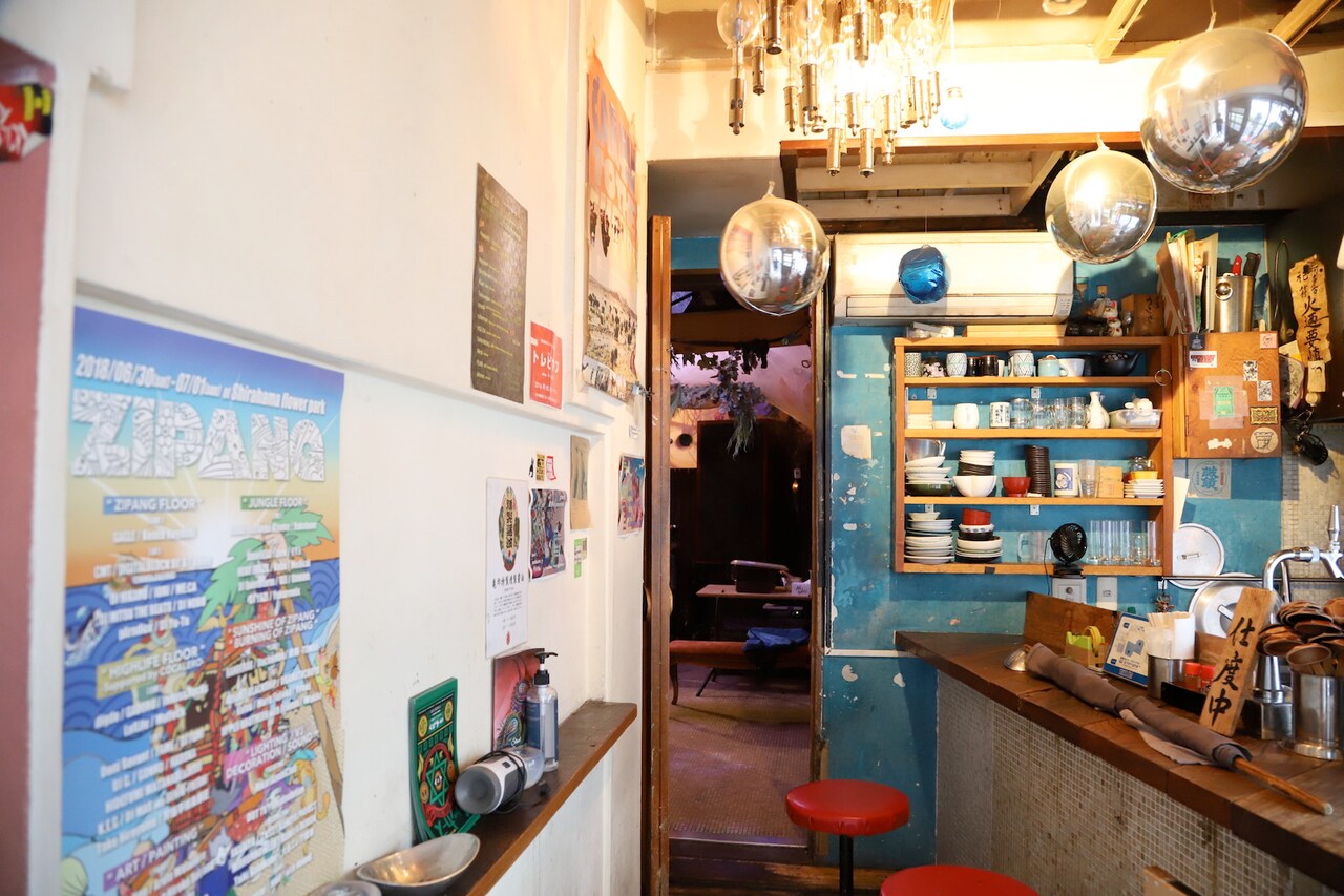 bar bonoboの入り口にあるバーカウンター。