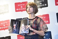 写真集のお気に入りのカットを見せるHARUNA。