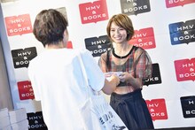 ファンに写真集を手渡しするHARUNA。
