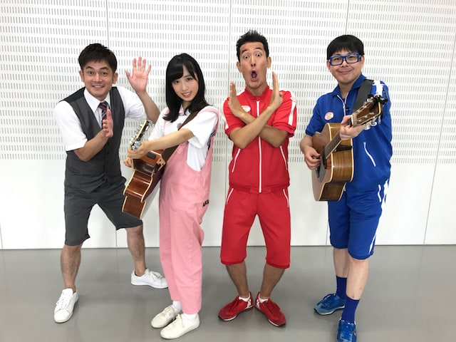 左から那須晃行、小栗有以、テツandトモ。(c)AKS