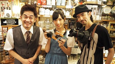 左から那須晃行、小栗有以、カメラマンの竹中圭樹。(c)AKS