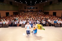 「石原夏織 BIRTHDAY EVENT -Career up Carry-」昼の部で撮影された記念写真。（写真提供：ポニーキャニオン）