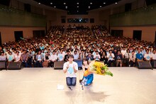 「石原夏織 BIRTHDAY EVENT -Career up Carry-」昼の部で撮影された記念写真。（写真提供：ポニーキャニオン）