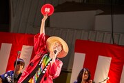 「OK」と書かれたうちわを掲げる山田義孝(Vo)。(撮影:岩崎真子)