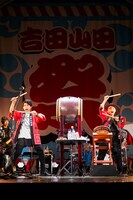 太鼓を叩き、ポーズを決める吉田山田。（撮影：岩崎真子）