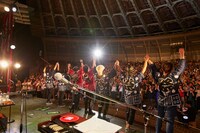 観客に向けて最後の挨拶をする吉田山田とバンドメンバー。（撮影：岩崎真子）