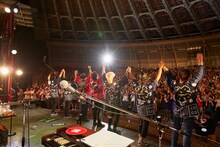 観客に向けて最後の挨拶をする吉田山田とバンドメンバー。（撮影：岩崎真子）